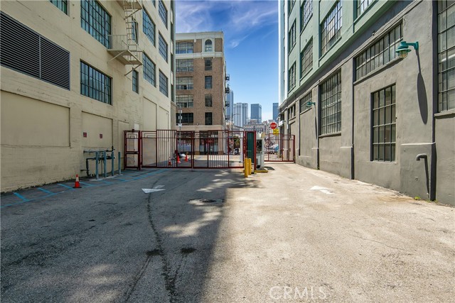 420 S San Pedro Street, Los Angeles CA: https://media.crmls.org/medias/1b809fde-fa30-4528-becd-eb4e98ffd1c1.jpg