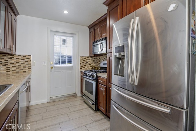 Detail Gallery Image 8 of 37 For 11311 Tampa Ave #22,  Porter Ranch,  CA 91326 - 3 Beds | 1/2 Baths