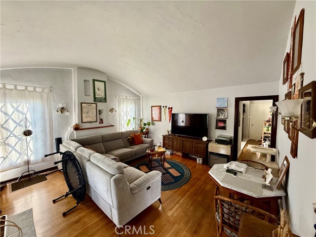 Detail Gallery Image 8 of 30 For 79 N Berkeley, Pasadena,  CA 91107 - 4 Beds | 2 Baths