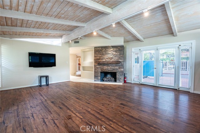 24208 Heritage Lane, Newhall CA: https://media.crmls.org/medias/1b81d43e-fbf9-4356-a1eb-afbb760fda6f.jpg