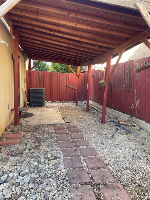 Detail Gallery Image 5 of 26 For 8425 Burnet Ave #4,  North Hills,  CA 91343 - 4 Beds | 2/1 Baths