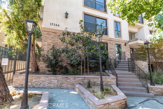 Detail Gallery Image 2 of 26 For 15344 Weddington St #202,  Sherman Oaks,  CA 91411 - 2 Beds | 2 Baths