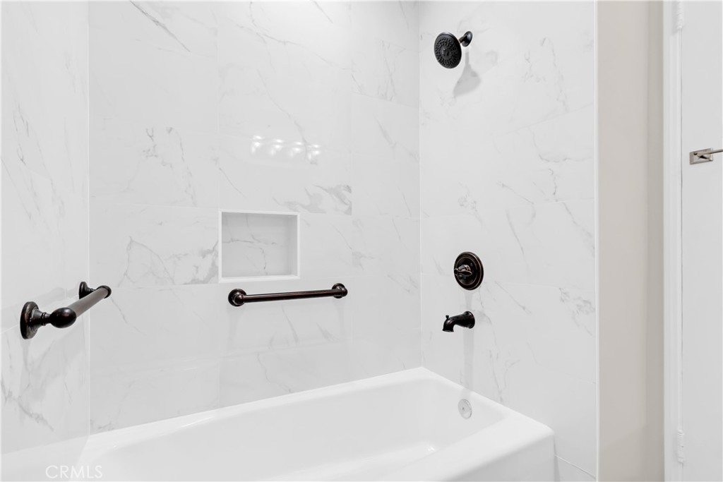 https://media.crmls.org/medias/1b86a094-4cc0-4e59-a50b-e988ca70a41a.jpg?preset=X-Large