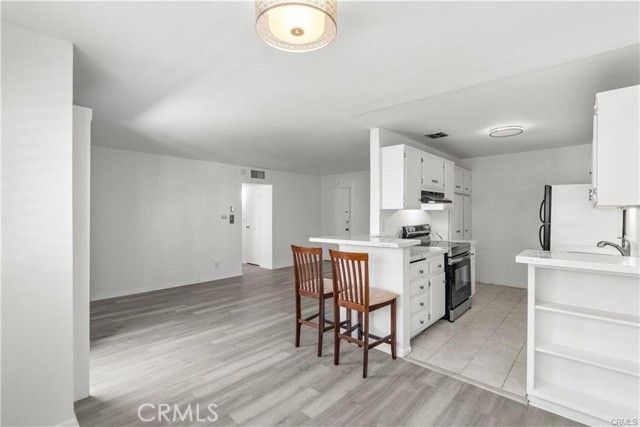 Image 9 of 28 For 5349 Newcastle Avenue 18