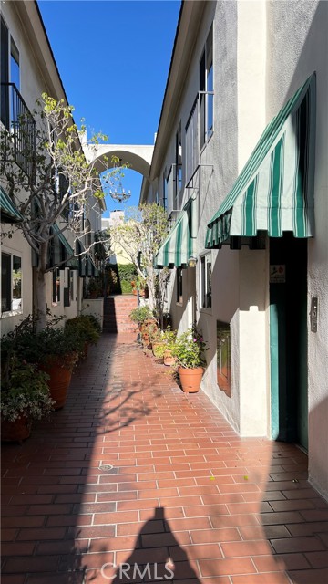 Detail Gallery Image 13 of 18 For 1745 Selby Ave #5,  Los Angeles,  CA 90024 - 2 Beds | 3 Baths