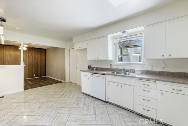 Detail Gallery Image 4 of 25 For 5097 E Carmen Ave, Fresno,  CA 93727 - 3 Beds | 2 Baths