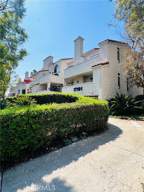 Detail Gallery Image 2 of 27 For 17191 Corbina Ln #102,  Huntington Beach,  CA 92649 - 2 Beds | 2 Baths