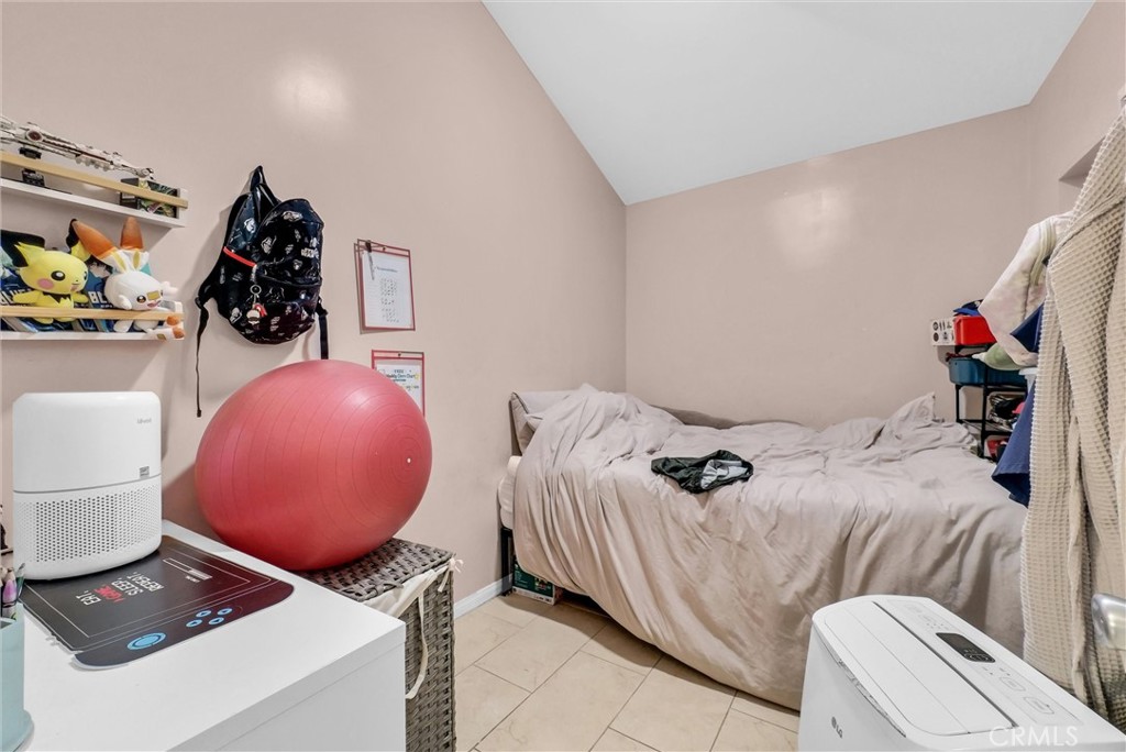 https://media.crmls.org/medias/1b8c8ee5-92ad-4b26-8c00-d0322223f424.jpg?preset=X-Large