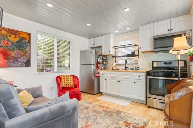 Detail Gallery Image 2 of 32 For 10799 Sherman Grove Ave #82,  Sunland,  CA 91040 - 1 Beds | 1 Baths