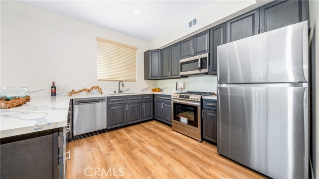 Detail Gallery Image 7 of 26 For 17158 Chatsworth St #4,  Granada Hills,  CA 91344 - 3 Beds | 2/1 Baths