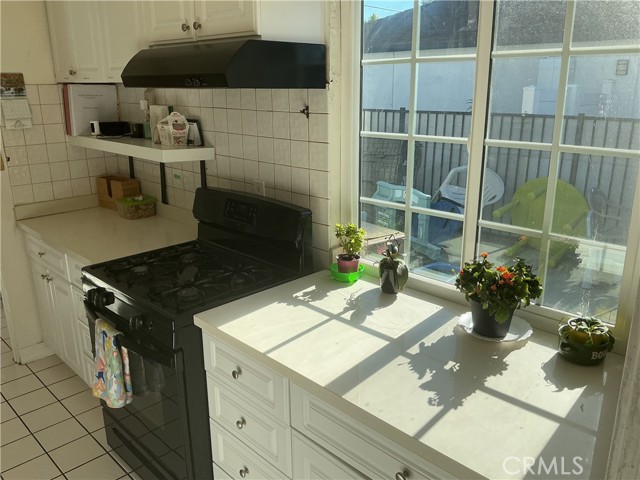 Detail Gallery Image 5 of 17 For 17740 Baltar St, Reseda,  CA 91335 - 7 Beds | 3 Baths