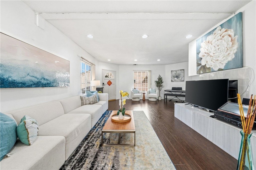 1/2 Foster Avenue