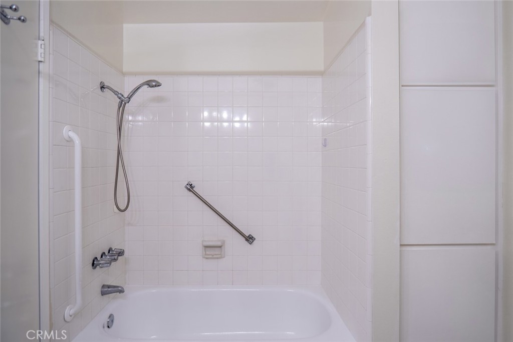 https://media.crmls.org/medias/1b9c07d1-8bfa-40c9-8c92-858e3363dec7.jpg?preset=X-Large