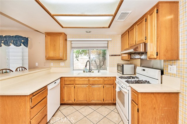 Detail Gallery Image 14 of 49 For 9615 Shadow Springs Dr, Moreno Valley,  CA 92557 - 4 Beds | 3 Baths