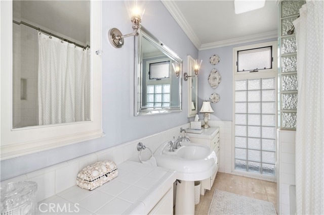 708 Orchid Avenue, Corona del Mar CA: https://media.crmls.org/medias/1b9e7eb3-d607-4968-924d-3703a44be786.jpg