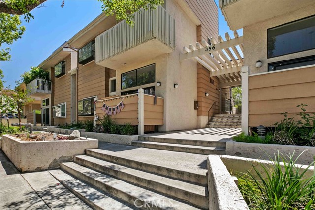 456 E San Jose Avenue, Burbank CA: https://media.crmls.org/medias/1b9f2542-86ad-4fa5-8534-f3a24cd22f69.jpg