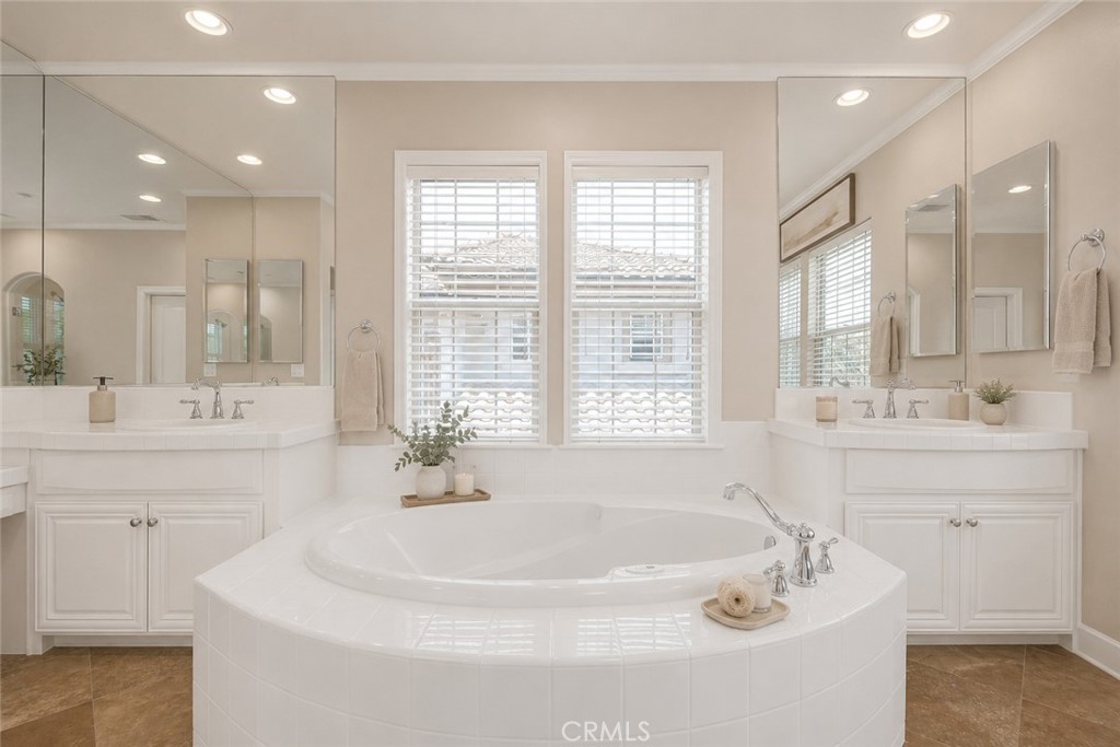 https://media.crmls.org/medias/1ba05923-a206-4020-a539-96ae49a44217.jpg?preset=X-Large
