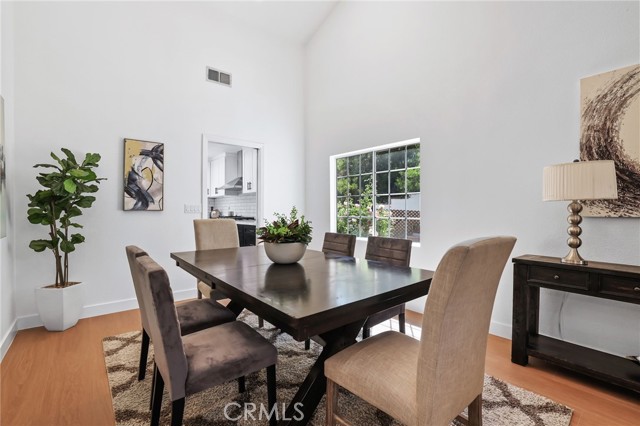 Detail Gallery Image 5 of 25 For 4424 Deanwood Dr, Woodland Hills,  CA 91364 - 5 Beds | 5/1 Baths