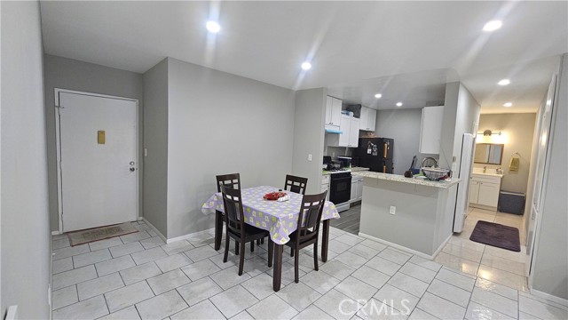 Detail Gallery Image 8 of 29 For 17900 Sherman Way #226,  Reseda,  CA 91335 - 1 Beds | 1 Baths