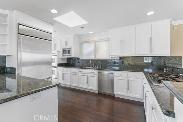 209 Crest Drive, Manhattan Beach CA: https://media.crmls.org/medias/1ba5d1ac-9c5e-43fd-8c84-058ad04468d1.jpg