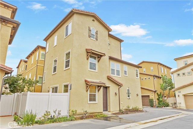 Detail Gallery Image 4 of 30 For 10556 Fuchsia Cir, Santa Fe Springs,  CA 90670 - 4 Beds | 3/1 Baths