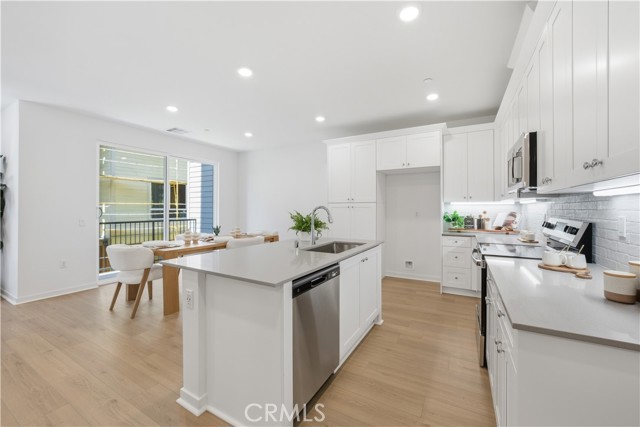 Detail Gallery Image 4 of 29 For 9425 N Sepulveda Blvd. #3,  North Hills,  CA 91343 - 2 Beds | 2/1 Baths