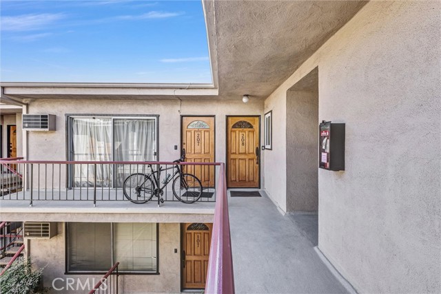 Detail Gallery Image 8 of 38 For 1730 Camden Ave #208,  Los Angeles,  CA 90025 - 2 Beds | 2 Baths