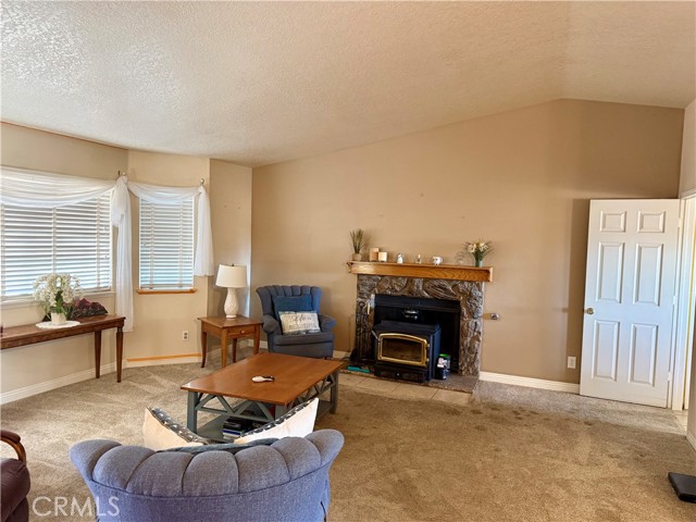 Detail Gallery Image 4 of 25 For 14372 Woodland Dr, Victorville,  CA 92395 - 3 Beds | 2 Baths