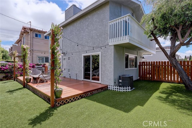Enclosed private backyard & deck is perfect for BBQing and outdoor entertaining all year round.