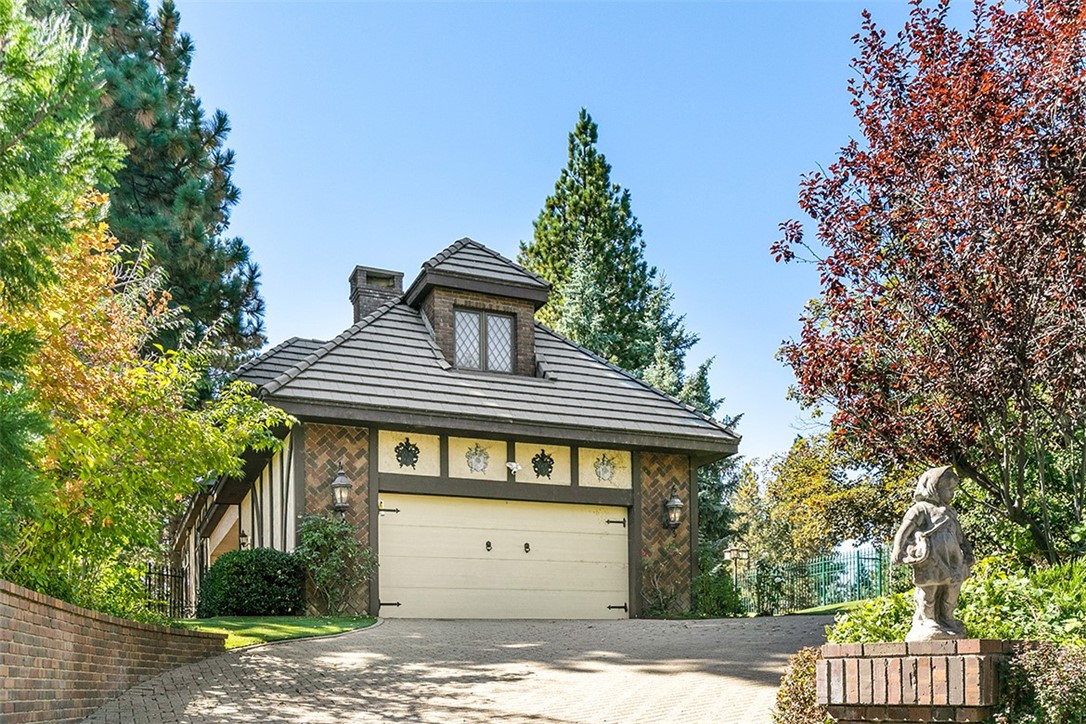 Detail Gallery Image 1 of 28 For 303 Lake Knoll Dr, Lake Arrowhead,  CA 92352 - 3 Beds | 3/1 Baths