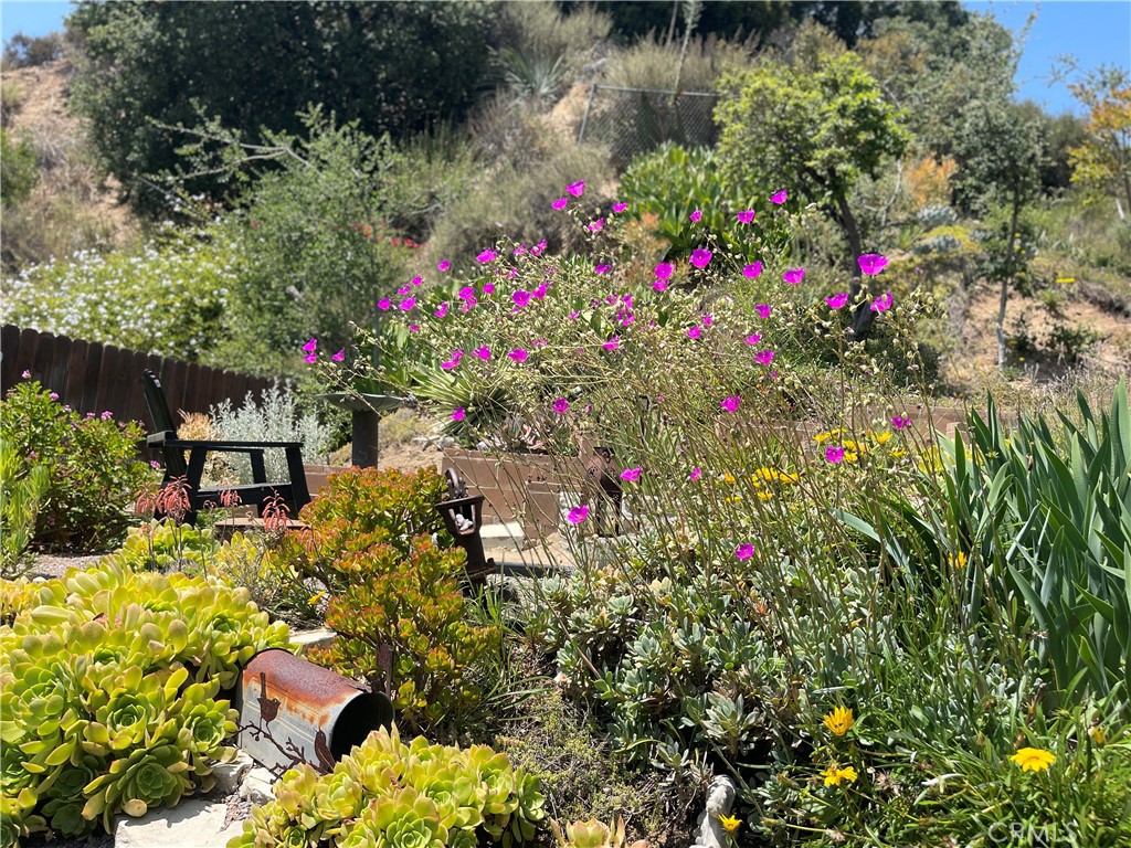 https://media.crmls.org/medias/1bab63af-034d-46e7-899f-88ec41afea6c.jpg?preset=X-Large