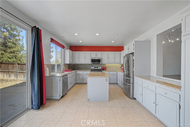 Detail Gallery Image 7 of 31 For 172 Goldenrod Ave, Perris,  CA 92570 - 5 Beds | 3 Baths