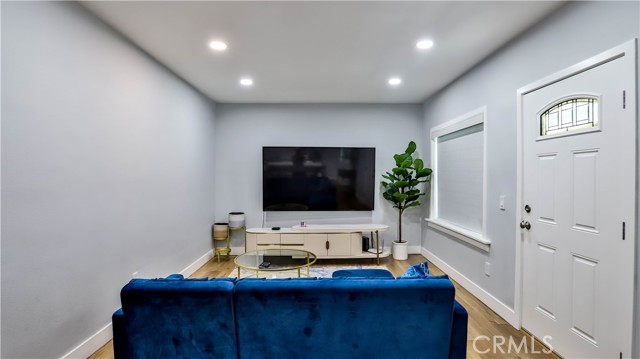 408 S Flower Street, Santa Ana CA: https://media.crmls.org/medias/1bae70ae-09b7-4dcd-83d3-a0cb6f1b1cd8.jpg