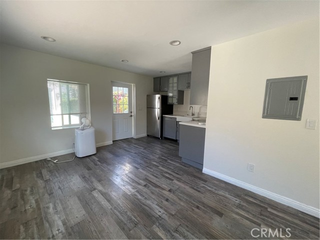 Detail Gallery Image 7 of 14 For 22018 Martinez St, Woodland Hills,  CA 91364 - 1 Beds | 1 Baths