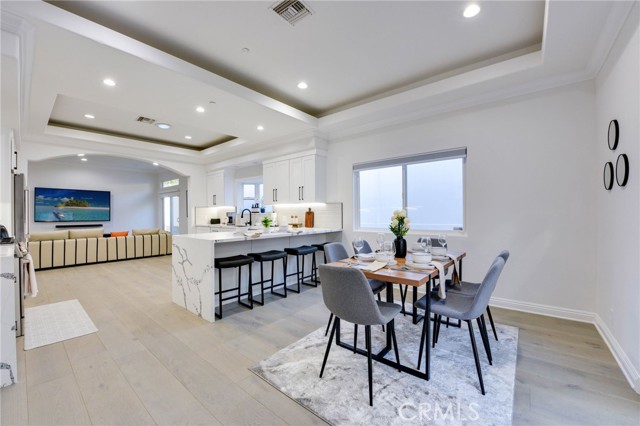 22237 Buena Ventura Street, Woodland Hills CA: https://media.crmls.org/medias/1bb2d113-a90b-423d-a465-3203c8219180.jpg