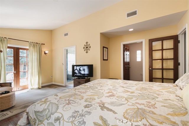 22046 Buena Ventura Street, Woodland Hills CA: https://media.crmls.org/medias/1bb3dce5-a2db-40cb-861e-cea40b54e44c.jpg