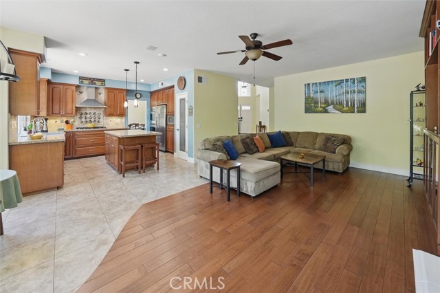 23405 Winslow Place, Valencia CA: https://media.crmls.org/medias/1bbb06a4-9e14-4fae-99dd-a434bce2f683.jpg