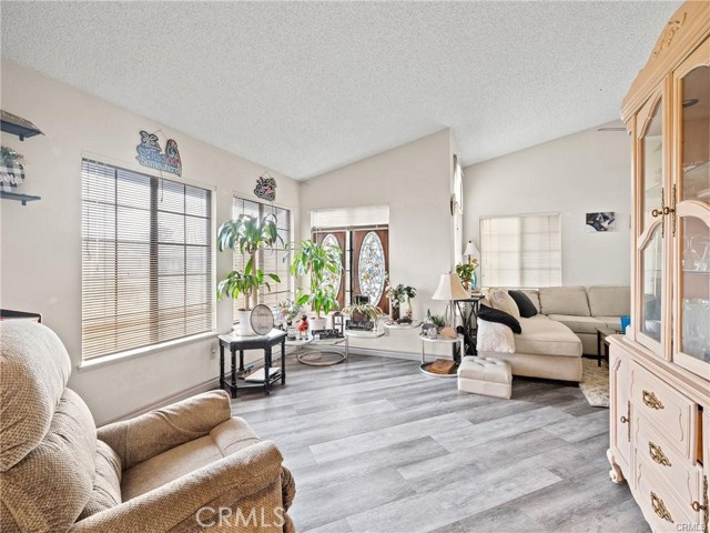 Detail Gallery Image 4 of 25 For 13612 Coachella Rd, Apple Valley,  CA 92308 - 4 Beds | 2 Baths