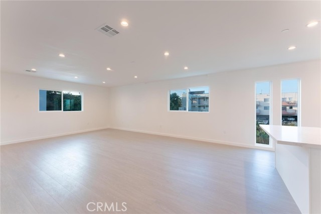 6845 N Haskell Avenue, Lake Balboa CA: https://media.crmls.org/medias/1bc00410-0160-43af-9ba6-ec6b00188855.jpg