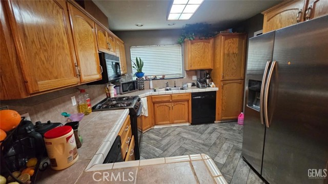 Detail Gallery Image 8 of 15 For 572 Memory Ln, Porterville,  CA 93257 - 3 Beds | 2 Baths