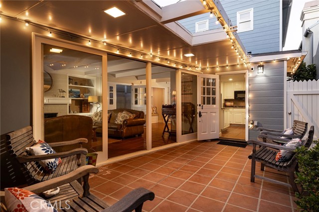 305 Poinsettia Avenue, Corona del Mar CA: https://media.crmls.org/medias/1bcbad12-7974-4b3e-ac8c-8323d4c8e424.jpg