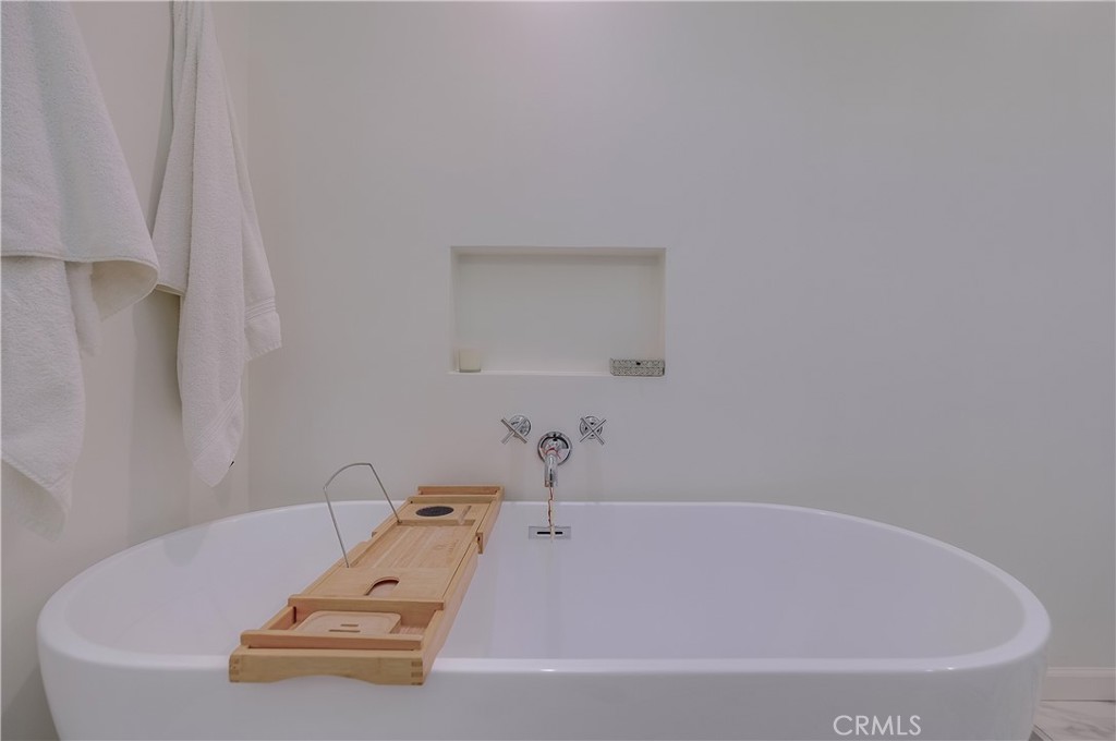 https://media.crmls.org/medias/1bcca7b7-8ab7-4258-a1f9-a623d46c8666.jpg?preset=X-Large