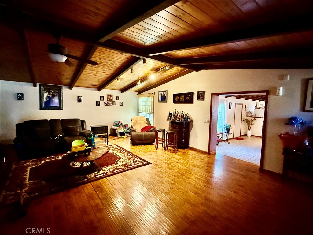 https://media.crmls.org/medias/1bd08f3e-252e-4401-a4bf-4a7a7e9e19dd.jpg?preset=X-Large