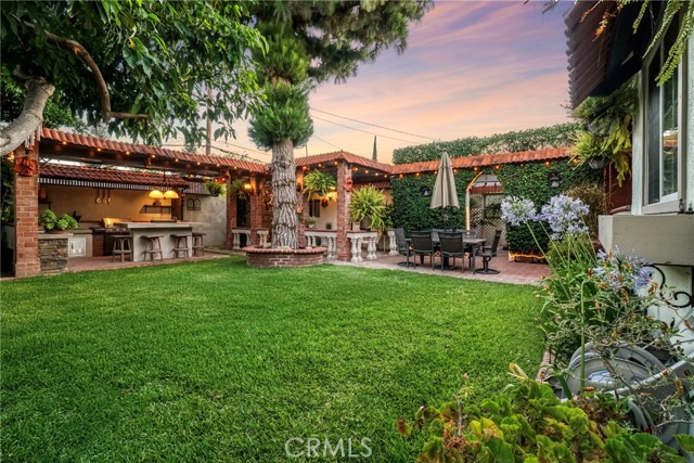 Detail Gallery Image 12 of 59 For 19120 Hartland St, Reseda,  CA 91335 - 5 Beds | 3 Baths
