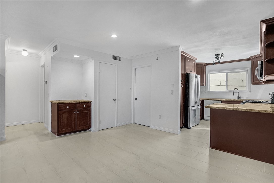 Detail Gallery Image 9 of 40 For 14435 Valerio St #10,  Van Nuys,  CA 91405 - 3 Beds | 2/1 Baths