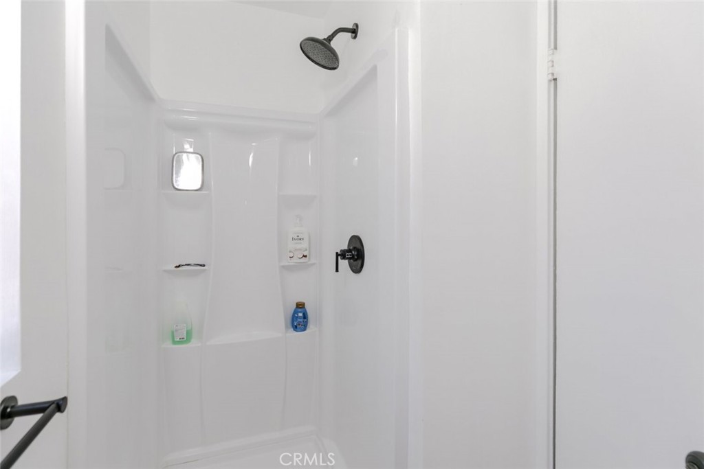 https://media.crmls.org/medias/1bdb1e43-b3d8-47ed-b412-f5e42e12b50d.jpg?preset=X-Large