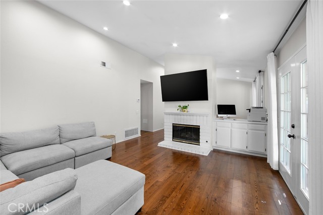 Detail Gallery Image 9 of 18 For 26323 Rainbow Glen, Newhall,  CA 91321 - 2 Beds | 2 Baths