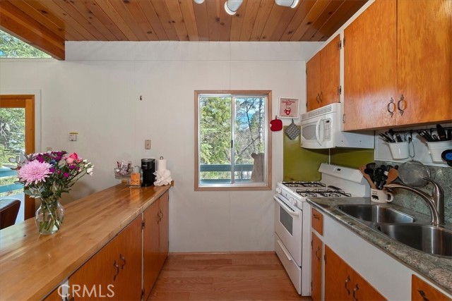 Detail Gallery Image 9 of 37 For 1370 Primrose Ct, Big Bear Lake,  CA 92315 - 2 Beds | 1/1 Baths