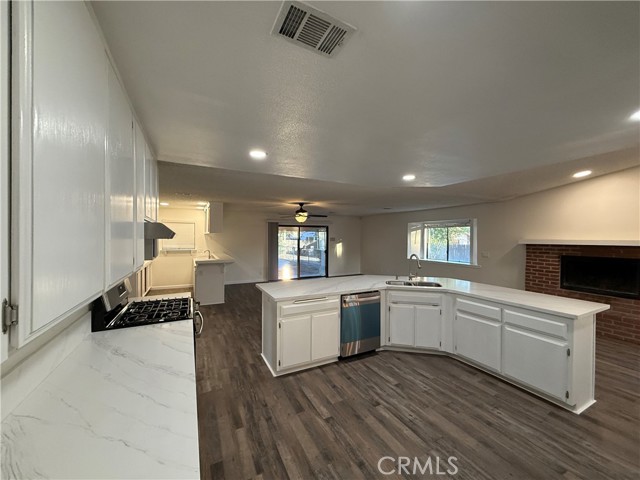 Detail Gallery Image 11 of 33 For 15332 Tuscola Rd, Apple Valley,  CA 92307 - 5 Beds | 3 Baths