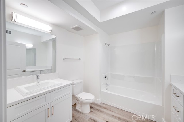 Detail Gallery Image 14 of 15 For 14526 Hartland St #206,  Van Nuys,  CA 91405 - 2 Beds | 2 Baths